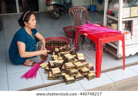 BAC Ninh, Vietnam, April 19, 2016 women, rural Bac Ninh, Vietnam, traditional cakes, called (PHU THE)
