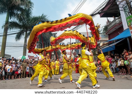 BAC Ninh, Vietnam, April 19, 2016 Dragon dance, youth groups, to participate in the relay, Temple Festival in Bac Ninh, Vietnam, worship Ly