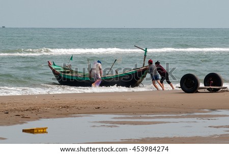 QUANG BINH, Vietnam, July 12, 2016 fishermen Quang Binh, Vietnam, push the fishing boats set sail