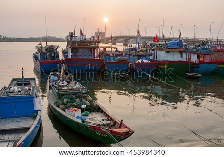 QUANG BINH, Vietnam, July 12, 2016 fishermen and waters Quang Binh, Vietnam, sat knitting fishing nets. Boating in the afternoon on a sunset
