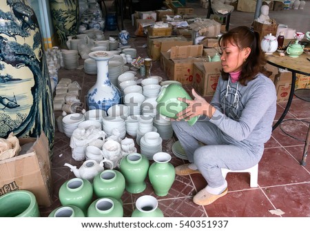 HAI DUONG, VIETNAM, February 14, 2016 the potter (unnamed) is working, traditional ceramic products