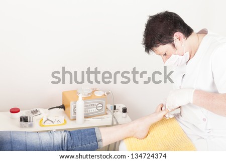 điều trị chân spa. chân móng chân người phụ nữ trong một thẩm mỹ viện.