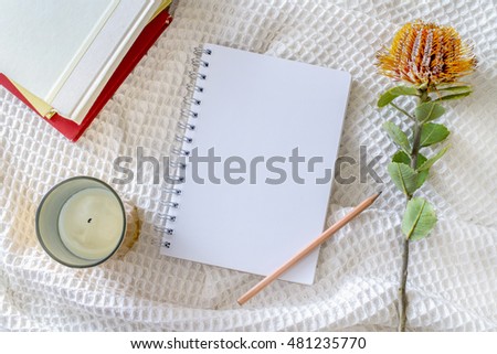Candle Flowers Gold Stock fotos billeder til fri afbenyttelse og 