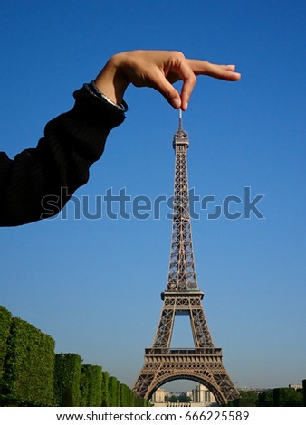 Download Forced Perspective Hand Taking Eiffel Tower Foto de stock (libre de regalías)666225589: Shutterstock