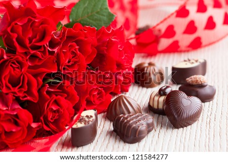 hoa hồng đỏ và bánh kẹo sô cô la cho Ngày Valentine