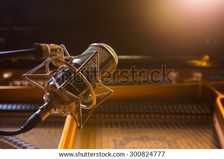 Watch Grand Piano Online Mic