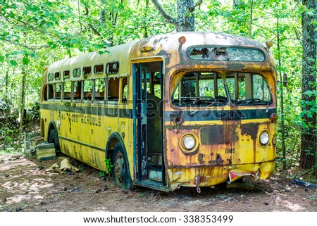 Rusted Out Old School Bus Abandoned Stock Photo 338353499 - Shutterstock