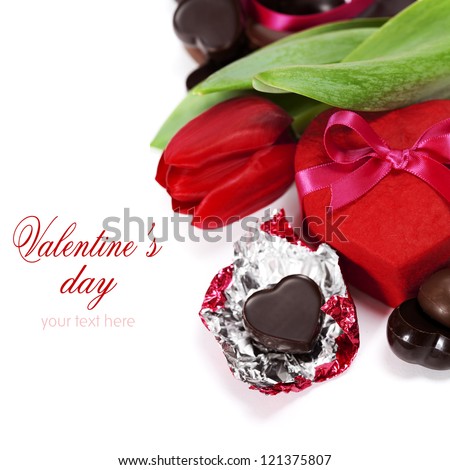 hộp quà tặng, sô cô la và hoa cho ngày Valentine (trên nền trắng).