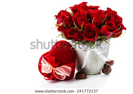 thành phần với hoa hồng và hộp quà tặng trên trắng Valentine