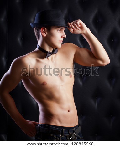 Nakes guy covered by bow — img 7
