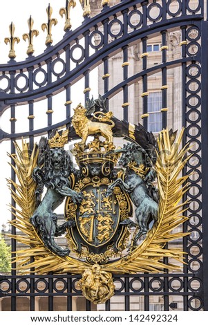 Royal Seal Close Gate Buckingham Palace Stock Photo 70734034 - Shutterstock