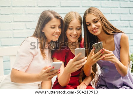 Group Young Women Drinking Coffee Stock Photo 115271632 - Shutterstock