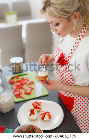Woman Decorating Cupcakes pretty young woman decorating cupcakes on stock photo 604861793 Woman Decorating Cupcakes pretty young woman decorating cupcakes on stock photo 604861793