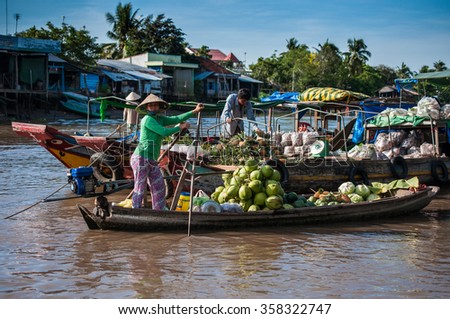 CAN THO,VIETNAM-APRIL 14: Phong Dien Floating Market, 20km from Can Tho, most famous and original floating market in Mekong Delta with local boats packed on April 14, 2012 in Can Tho, Vietnam.