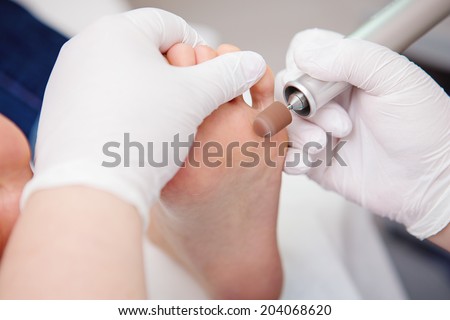 podiatrist (bác sĩ về chân) womans làm sạch chân (móng chân)