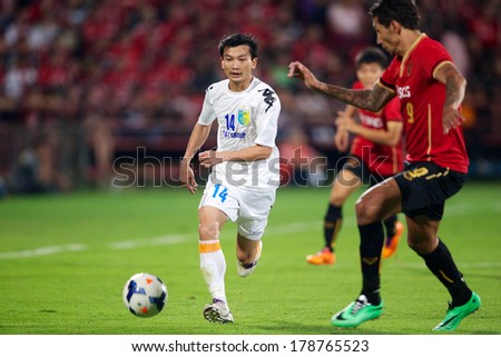 NONTHABURI-THAILAND FEB 8: Nguyen Hong Tien (white)of Hanoi T&T in action during the AFC Champions League 2014 between Muangthong utd and Hanoi T&T at SCG Stadium on February 8, 2014 in Thailand.
