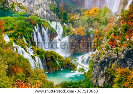 Vista detalhada das belas cachoeiras ao sol no Parque Nacional de Plitvice, Croácia  