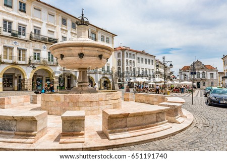 ジラルド広場と噴水（Chafariz da Prassa do Giraldo）