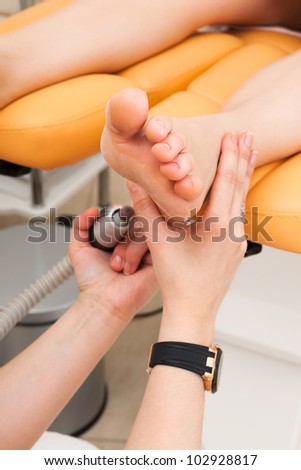 chân móng chân nữ trong một thẩm mỹ viện