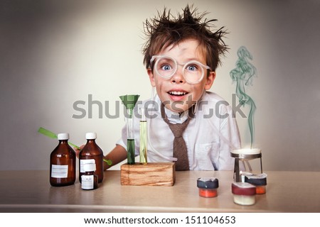 Cientista louco.  Menino realizando experimentos