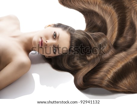 vẻ đẹp close-up chân dung khuôn mặt nữ xinh đẹp với đen dài vẫy lông đặt xuống trên trắng. cô là ở phía trước của máy ảnh, trông vào ống kính với Happy biểu