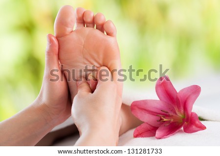 Macro đóng lên tay nữ massage cô gái bóng đá.