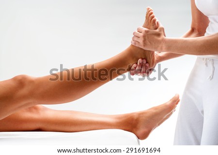 Đóng lên của vật lý trị liệu xoa bóp bóng đá nữ. Bị cô lập trên nền sáng.
