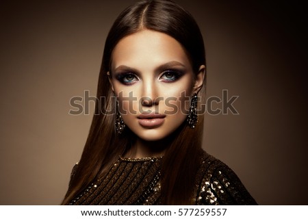 Glamour bức chân dung của mô hình cô gái xinh đẹp với trang điểm và kiểu tóc lãng mạn. Thời trang highlighter sáng bóng trên da, đôi môi bóng sexy make-up và lông mày đậm.