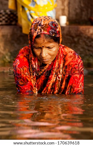 Bathing Colorful Hindu Women Stock Photos, Images, & Pictures ...