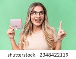 Small photo of Young Uruguayan woman holding a wallet over isolated background intending to realizes the solution while lifting a finger up