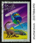 Small photo of Hungary - CIRCA 1986: Postage stamp 'US Ice satellite, dinosaurs' printed in Hungary. Series 'Halley's Comet', 1986.