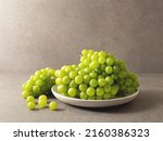 green grapes on a plate	