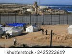 Displaced palestinians set up...