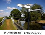 Canal signpost at the junction between the Oxford Canal and the Grand Union Canal, Boats on the Oxford Canal, Braunston, Northamptonshire, Northants, England, UK, GB, narrowboat, narrowboats, cut, 