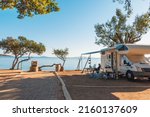 Family traveling with motorhome ...