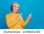 Photo portrait of old stunning grandma pointing empty space businesswoman banner wear trendy yellow look isolated on blue color background