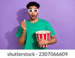 Photo of impressed shocked guy dressed green t-shirt eating pop corn watching vr film isolated violet color background
