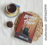 Small photo of central sulawesi, Indonesia - Des, 17,2021 : Leisure Activity with Tea and Book, Bedebah di ujung tanduk from Tere Liye