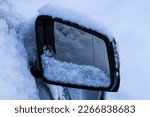 snowy car side mirror selektive focus