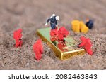 Small photo of The exploratory team found a miniature gold scene in the desert