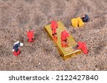Small photo of The exploratory team found a miniature gold scene in the desert