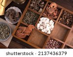 All kinds of Chinese medicinal materials in the classification medicine box