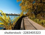 Small photo of Forografia de un paseo al lado del Jacqueline Kennedy Onassis Reservoir, del Central Park en un dia de otono. Los amarillos y verdes contrastan con el azul del embalse construido entre 1858 y 1862.