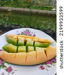 melons are rounded or elongate. yellow or greend rind, sometimes combined depending on the variety. it has an aromatic,juicy and sweet flesh,being an ideal fruit to fight thrist