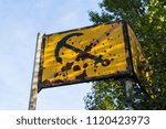 Small photo of An old sign, which means "Don't drop anchor"
