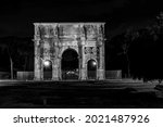 illuminated constatine arch ín Rome by night, Italy