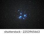 The Pleiades star cluster (Pleiades), an open cluster in Taurus, named M45 in the Messier Catalog. Japanese name is Subaru.
Taken on January 21, 2023 at Maruyachi Lake in Nagano Prefecture, Japan.