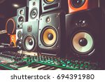 High quality loudspeakers in dj shop.Buy hifi sound system for sound recording studio.Professional audio equipment.hi-fi cabinet speaker boxes on sale.Listen to the music in high quality