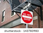 Do Not Enter and One Way sign