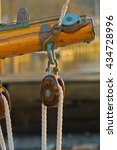 Small photo of Single Block Pulley, White Line and Tarnished Brass - Mizzen Boom